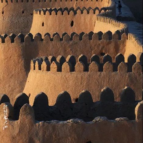 宫墙为沙黄色,没有窗户,整座宫殿如一座奇特的碉堡, 初建于12世纪,17