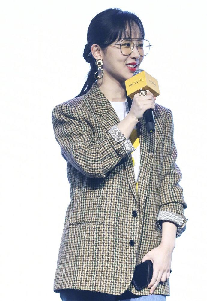 杨紫戴眼镜超可爱,多股尾辫让人眼前一亮