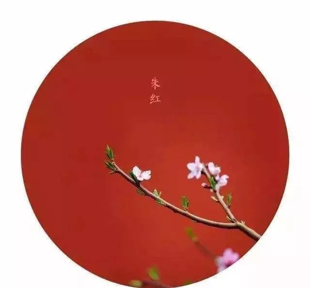 中国古人崇尚红色,从大红的灯笼到火红的剪纸,再到婚庆习俗中的红衣