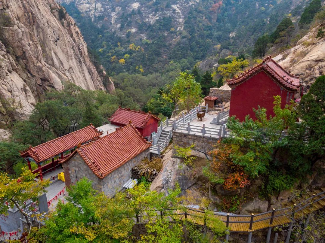 俗话说"靠山吃山",目前,房干村开发建成了九龙大峡谷,金泰山,黑龙潭等