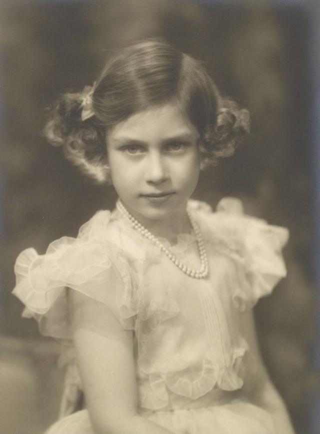 年轻时的玛格丽特公主真的腰细吗?看完这组绝版照片,你就知道了