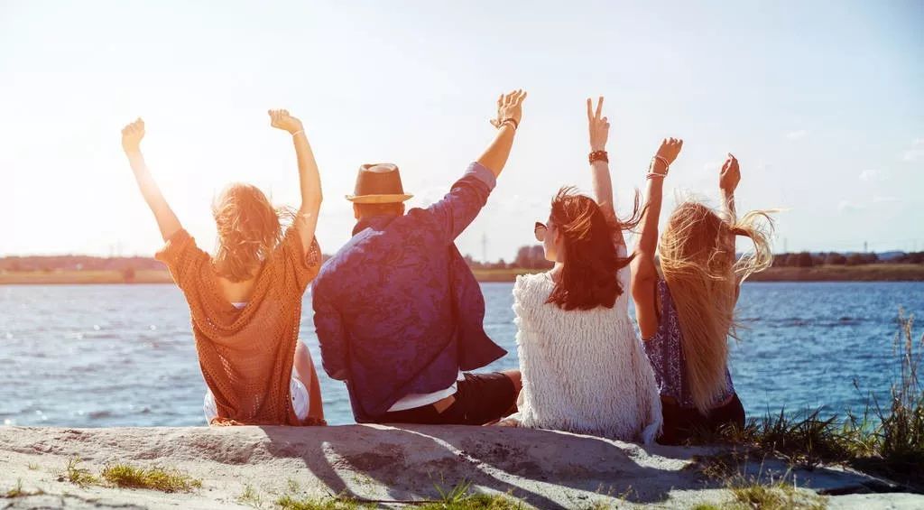 恒大御景湾老朋友,与其想念不如相见一生难得三五知己图|示意图一转身