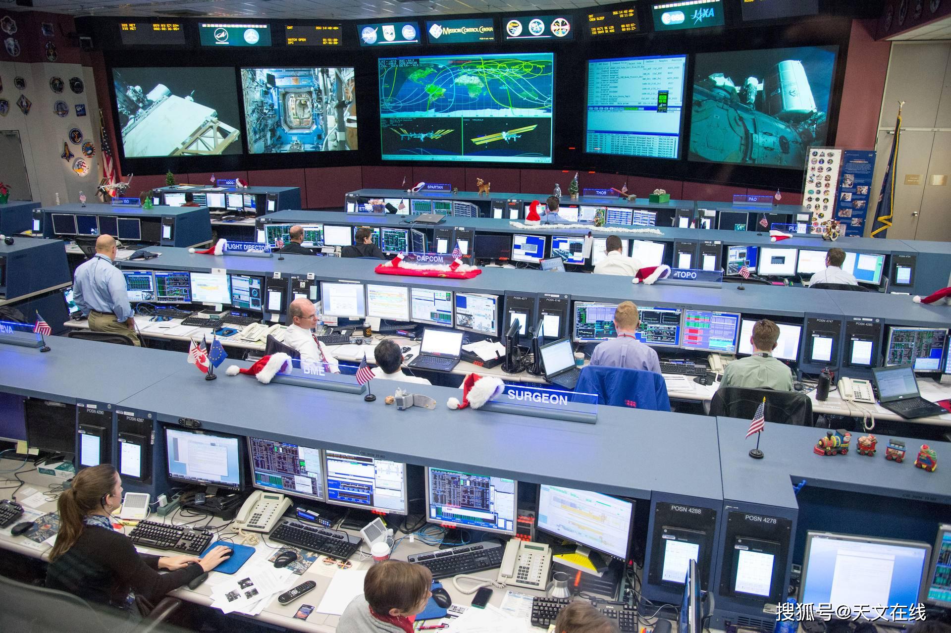 图解:nasa 空间站飞行控制室的飞行控制员 图源:bing控制台是一张配备