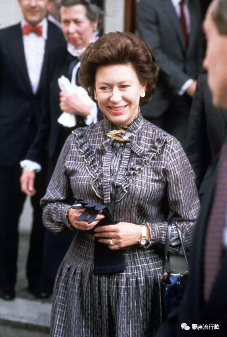 1982年,玛格丽特公主访问了伦敦保罗购物中心的一家商业协会,百褶