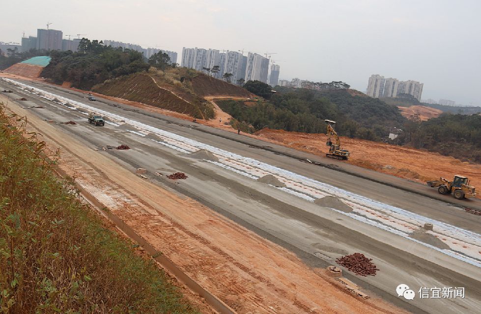 速看双向8车道的信宜玉都快速干线东线a段已铺设主线路面2公里长