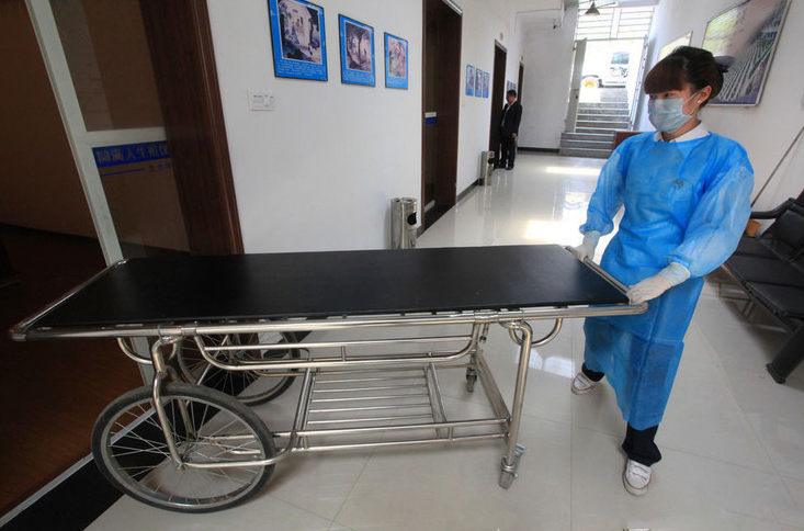 实拍在停尸间上班的年轻女孩压力虽大能承受找男友却成难题