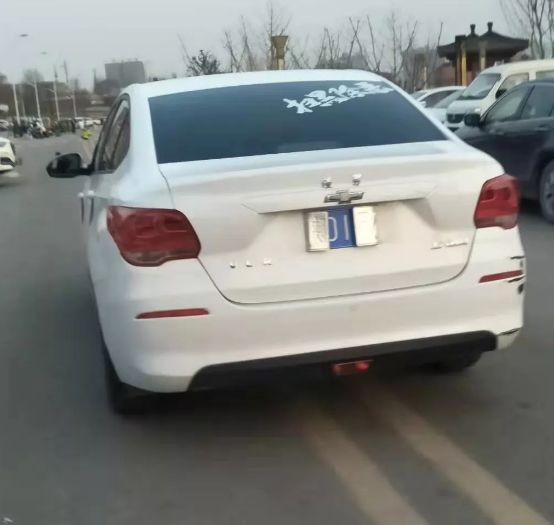 几十张照片,令人意外的是照片上被拍摄到的车辆车牌都被人像折纸一样