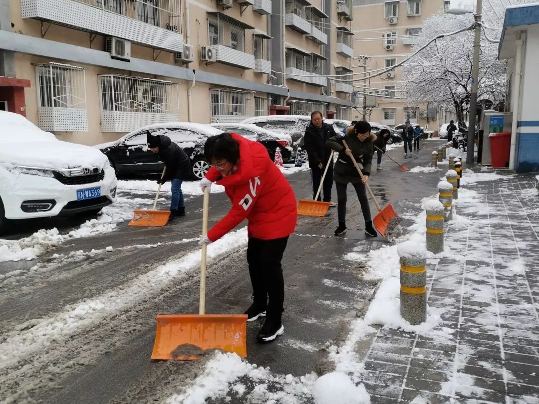 社區掃雪忙天冷情暖人