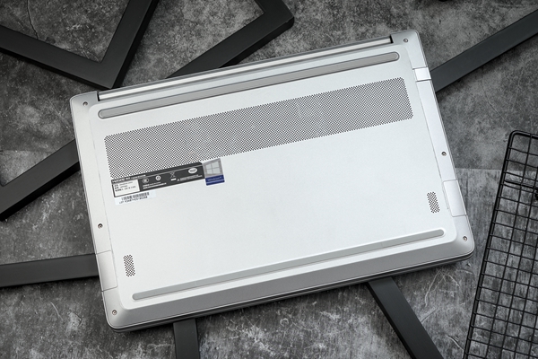 冷峻的十代酷睿高颜值商务本 神舟精盾u45s2真机图赏