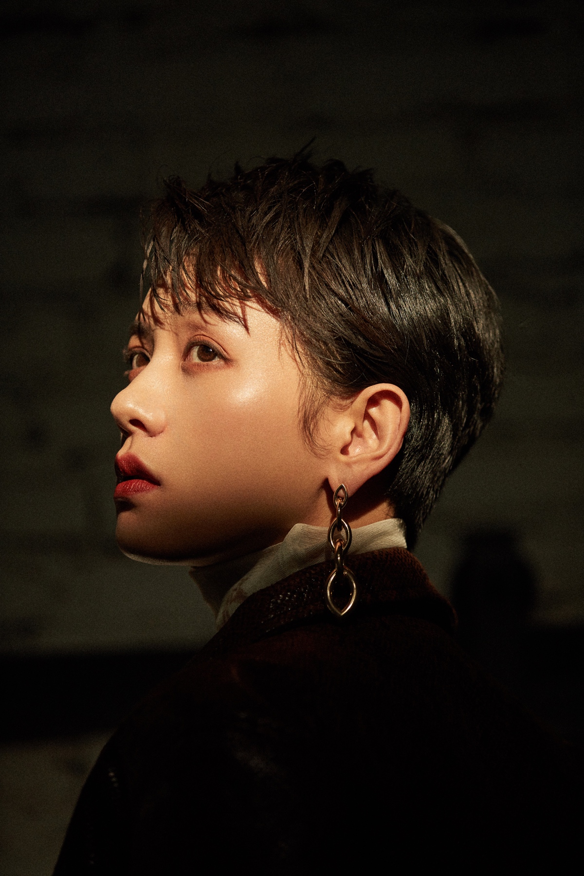 李晓峰冬日写真曝光 锁链耳饰尽显时尚态度