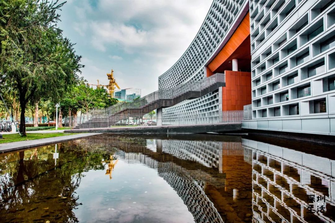 琳恩图书馆,是南科大学校里面的代表性建筑.