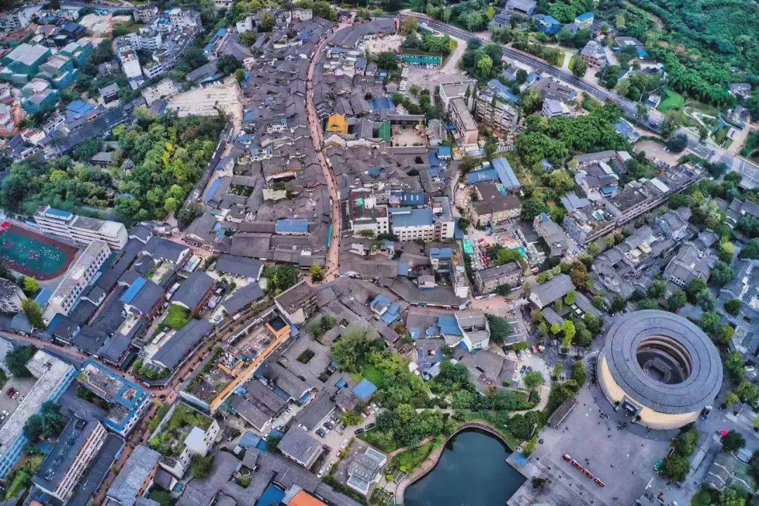 这是成都市委,市社科联及四川省委,省社科联对华侨城集团建设洛带古镇