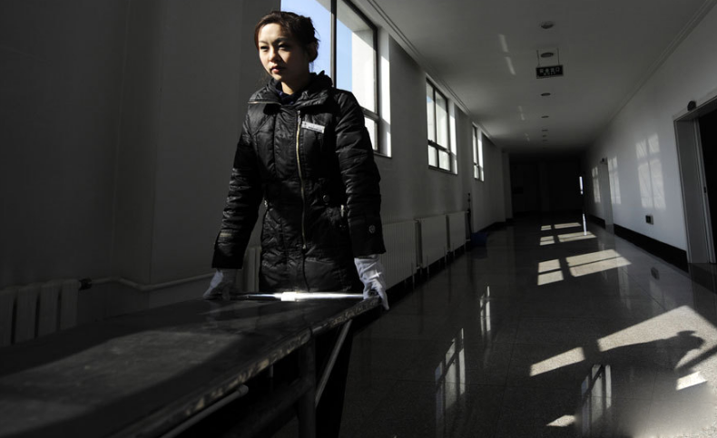 实拍:在停尸间上班的年轻女孩,压力虽大能承受,找男友却成难题