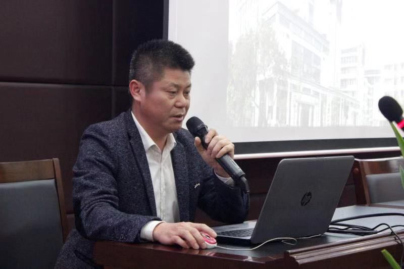 里水中学的叶俊校长和顺一中的梁利享校长"上善教育,学在里水".