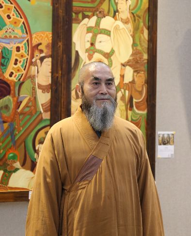 在广东省四会市六祖寺大愿法师座下剃度.