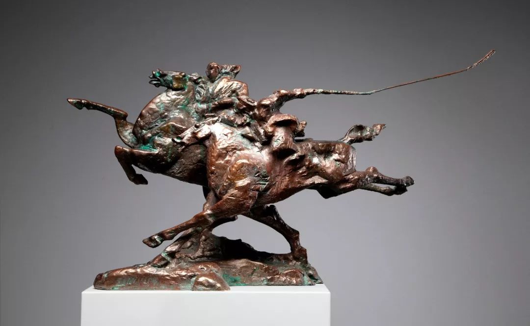 《高原·风》韩枫90x65x40cm玻璃钢《雄鸡》石洪岭72x50x32cm金丝楠