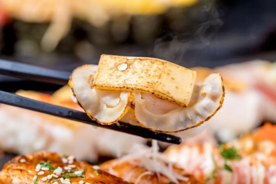 盖上厚厚一层芝士的扇贝寿司口感同样迷人, 鲜甜的扇贝和香浓的芝士