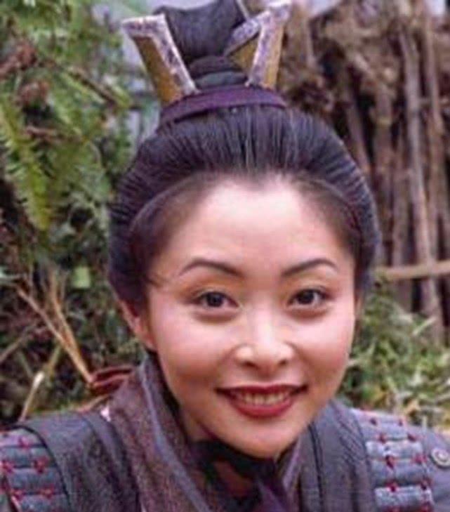 曾与老公一同出演电视剧,因反派角色招恨,今一家四口十分幸福_汤盈盈