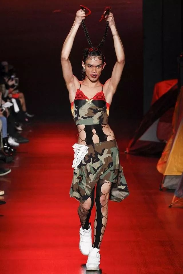 男人穿上女装走秀?