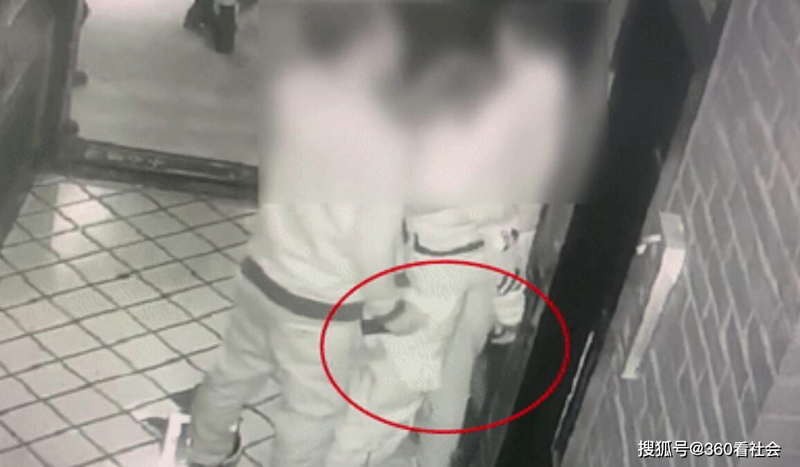 原创酒吧角落上演激情戏女子被两男子前后夹击回看监控很尴尬