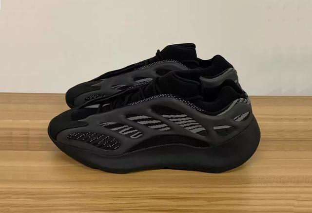 yeezy 700 v3 v3 亦于网络上释出了一款黑色版本,此番,球鞋情报账号