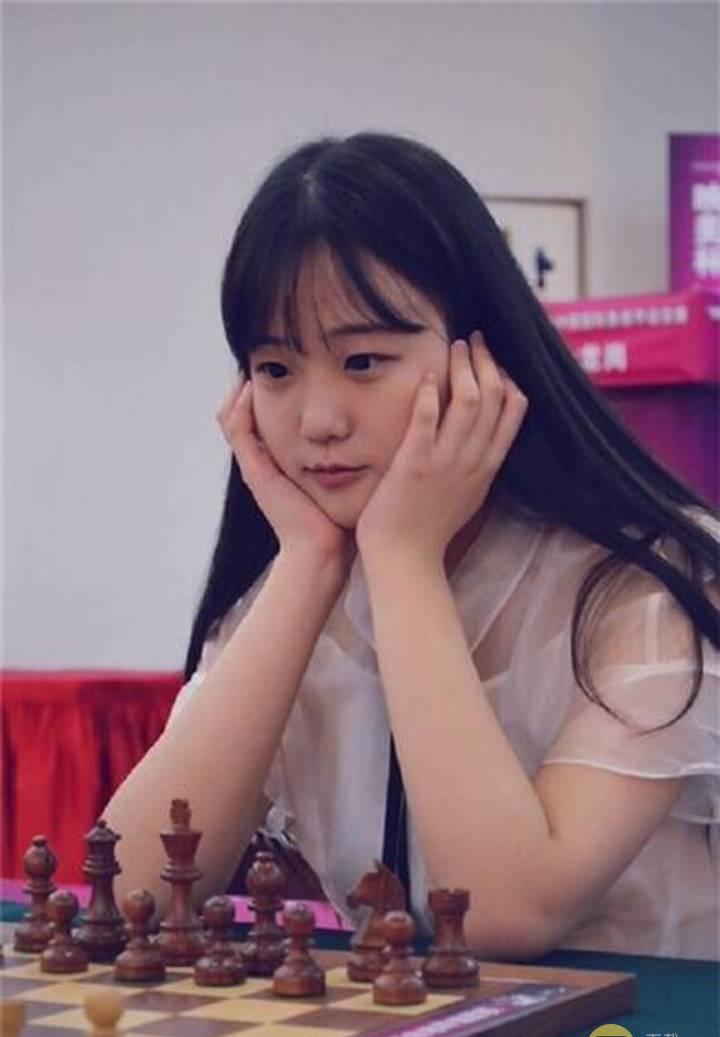 原创这个00后的九头身美少女身材都逆天了却偏偏不肯去当模特