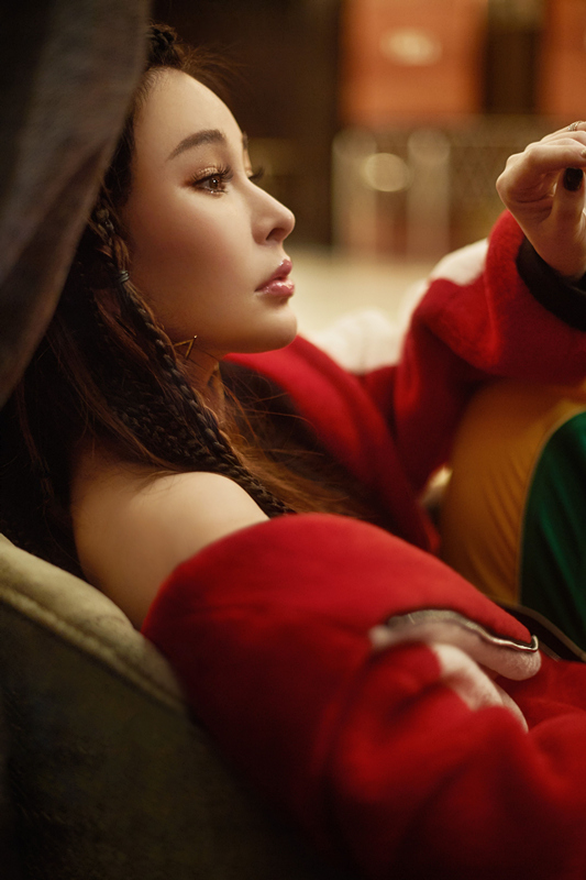 温岚开年写真曝光 嘻哈风格大秀好身材