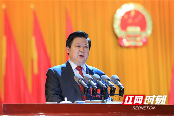 郴州市委副书记,市长刘志仁代表市人民政府向大会作政府工作报告.