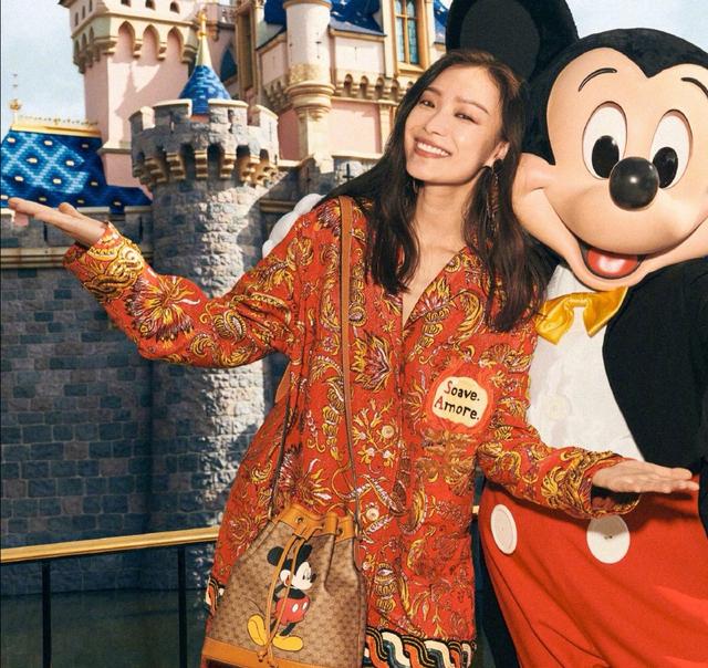 女神倪妮近段时间还去了迪士尼乐园,她张开双手与米奇合拍的样子,真的