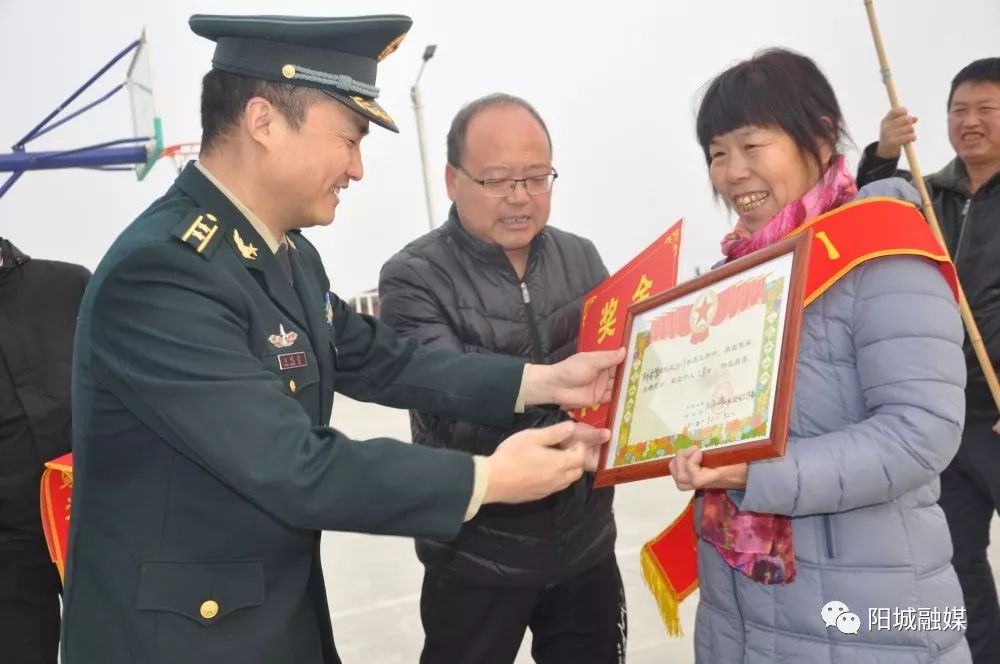 1月4号,东冶镇神树岭村锣鼓喧天,热闹非凡,中国人民解放军96744部队