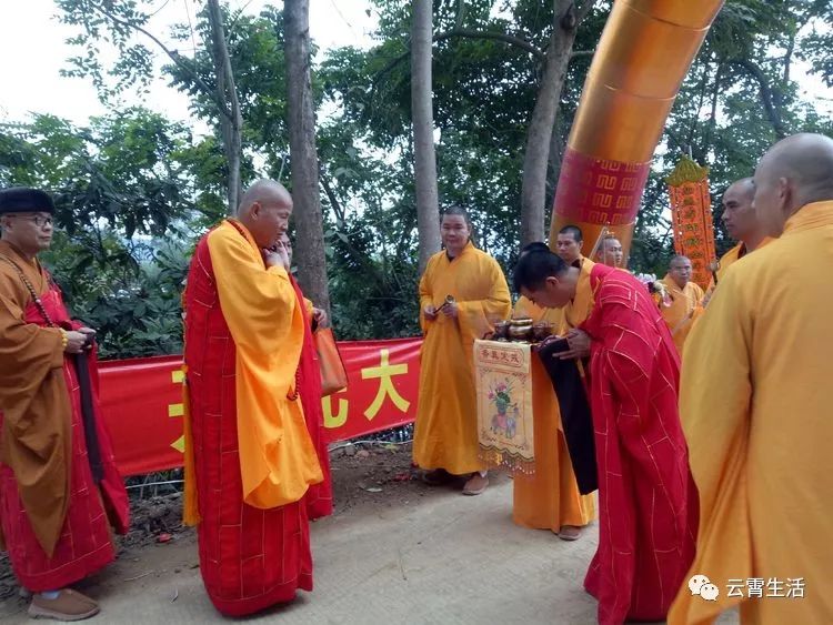 云霄县佛奕寺举行县级文物保护标志揭彩暨滴水观音千佛开光仪式