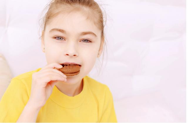 如果父母喜歡用零食獎勵孩子,那麼孩子的零食消耗量會比不鼓勵吃零食