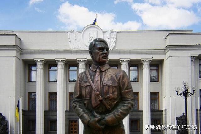 乌克兰希特勒雕像图片