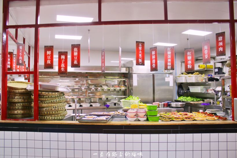 开放式明档传菜口看起来像旧时的集市,食材一小碟一小碟堆砌在档口