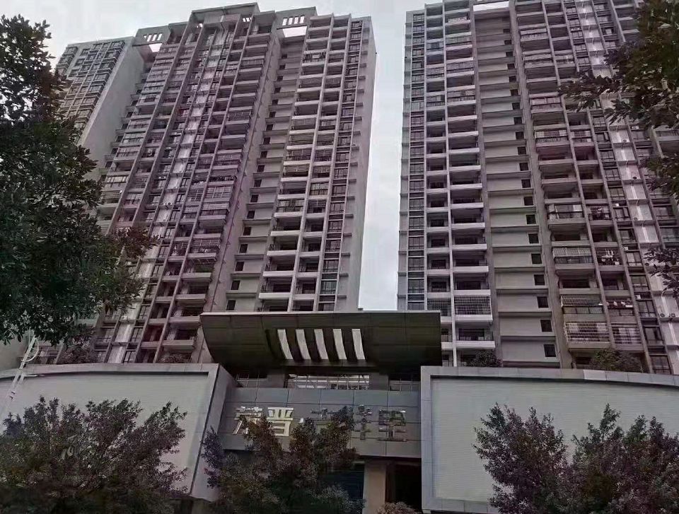 【今天房讯】龙润大厦 精装修三房二厅二卫 78万