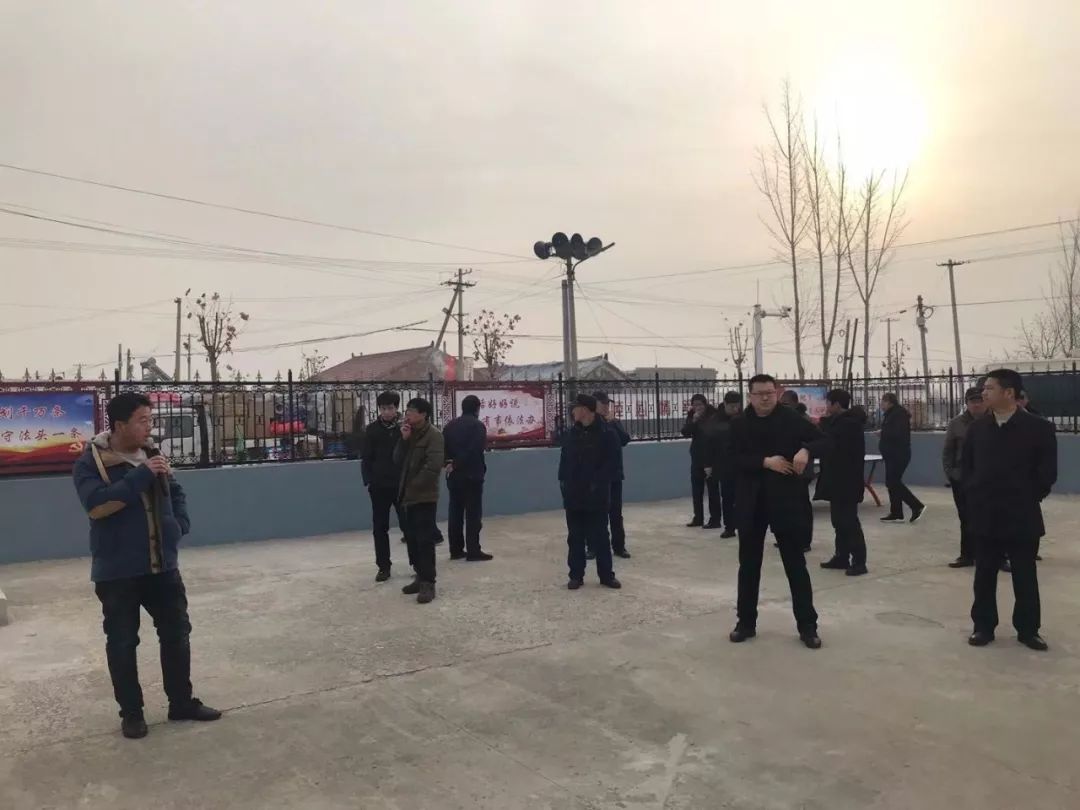 南孙庄村党支部书记孙守洪做现场讲解为展示南孙庄乡各村全年工作成果