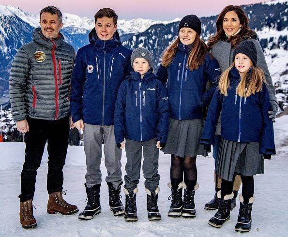 原创丹麦王妃一家6口雪地拍全家福超美8岁龙凤胎王子公主真养眼