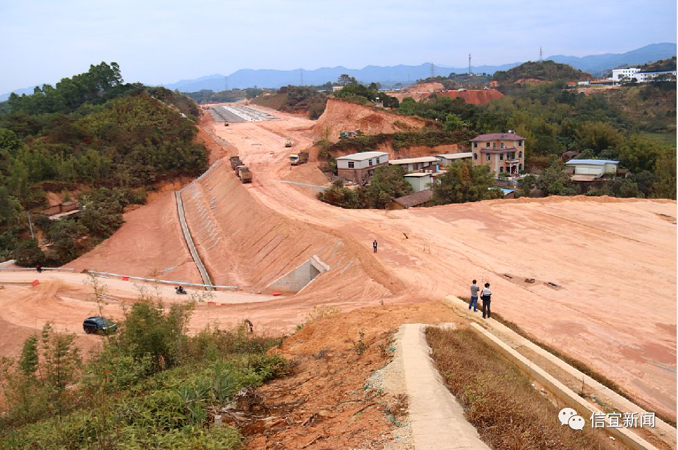 速看双向8车道的信宜玉都快速干线东线a段已铺设主线路面2公里长