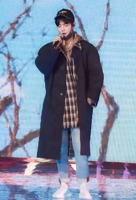 原创肖战时尚芭莎的白马王子造型太帅了身骑白马手拿捧花太浪漫