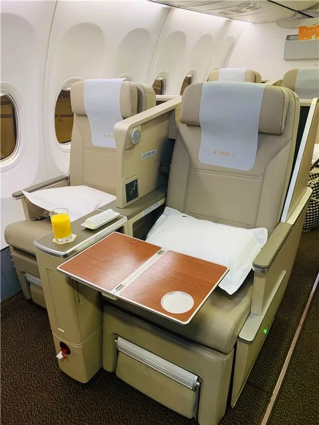东航云南第一架搭载电动公务舱斜平躺座椅 波音737投入使用
