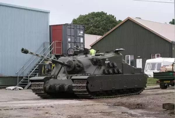 研制"鼠"式超重型坦克,虽然"鼠"式的防护能力堪称顶级,但是在qf32磅炮