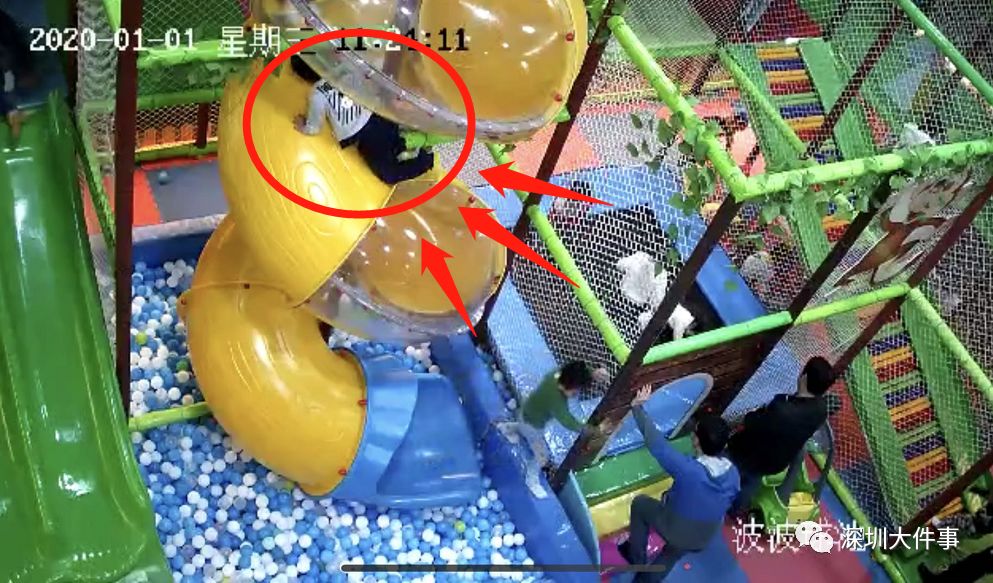 深圳一游乐园滑梯伤人男童从近3米高处摔落视频还原惊险一幕