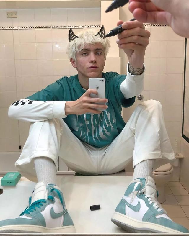 壁纸丨这个小哥的拍照画风完爆大部分潮人