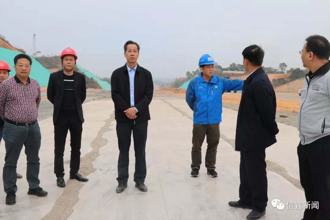 这是通往信宜火车站的快速干线,已铺路面2公里,双向8车道!