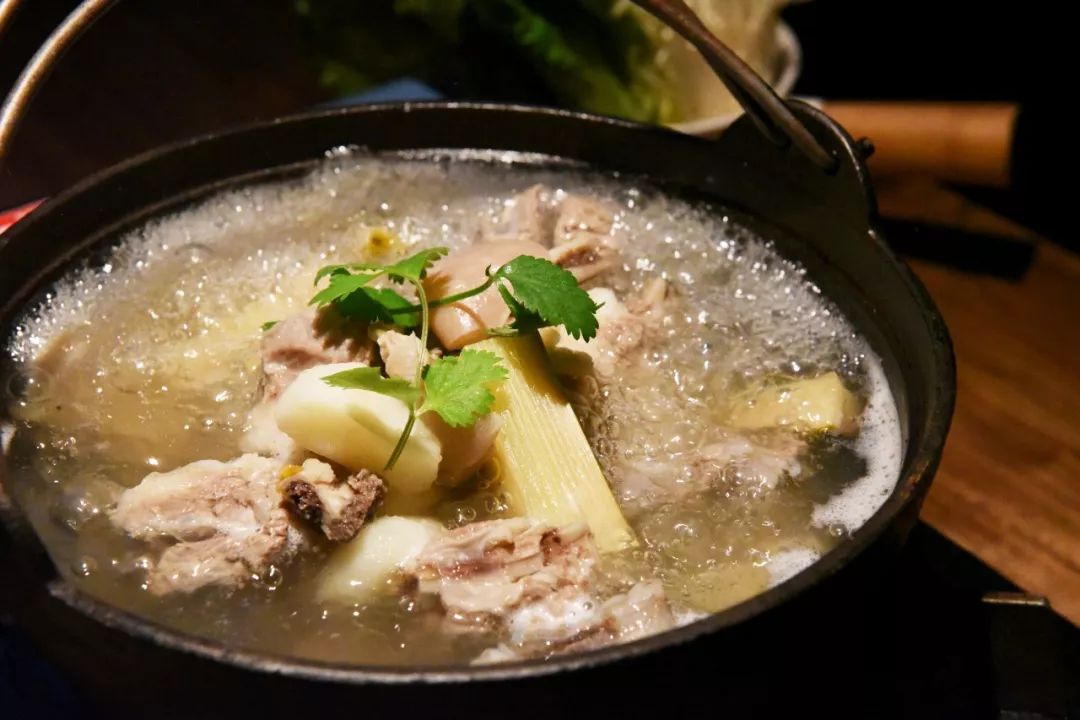 肉质嫩膻味少,蘸点贵州胡椒酱,再干掉一锅羊汤,鲜透了!