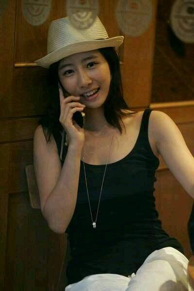 她家楼下,在雨中,等了她整整5个小时,可谁知金真儿告诉了他错误的地址