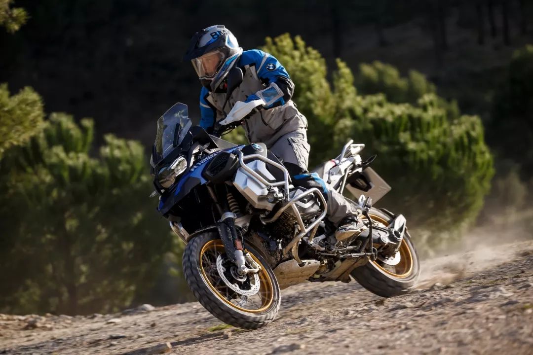 在2001年,bmw摩托車推出了bmw r 1150 gs adventure.