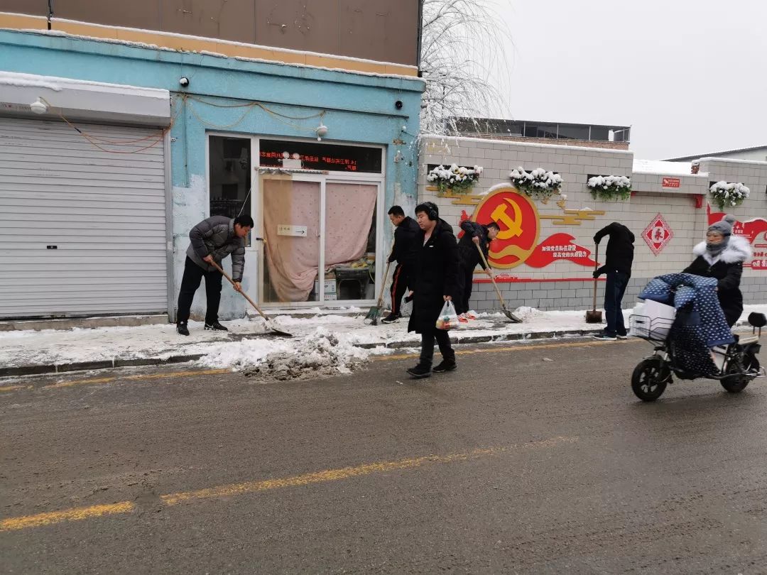 崔各庄人浴雪奋战只为你一路畅通
