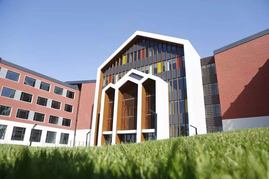 北京学校总建筑面积20万平米,设计规模108个教学班,其中小学48班,初中