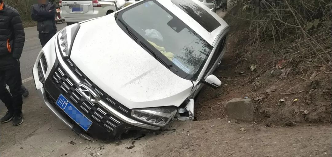 30分左右,从龙台前往安岳方向的一辆白色越野车在途径319国道风火村段